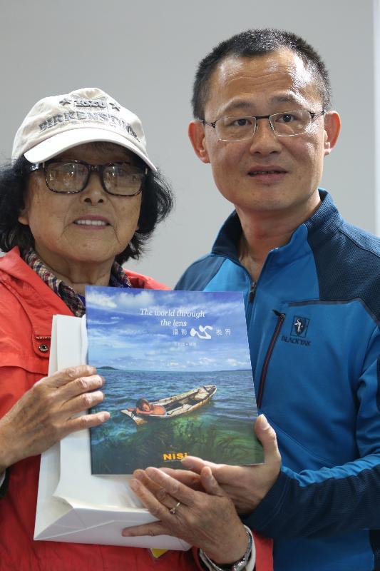 八十一岁的摄影发烧友与NiSi台湾知名摄影师王宝国合影留念