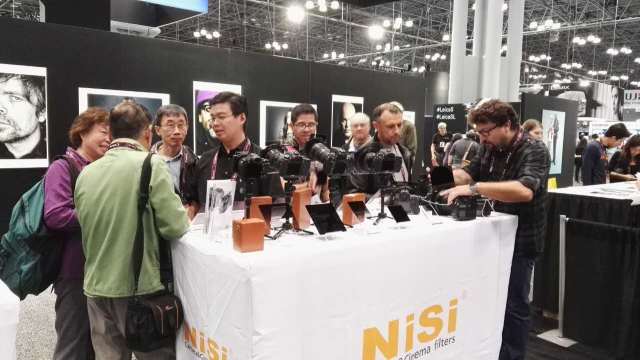 摄影师为观众演示产品